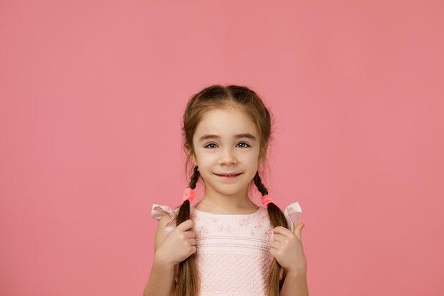 Linda niña sonriente niño l