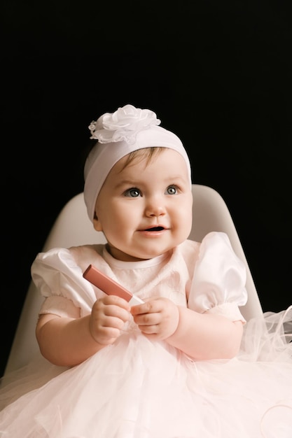 Linda niña sonriente sobre fondo negro