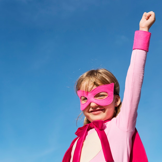 Linda niña de superhéroes