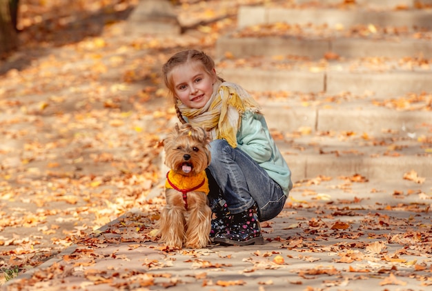 Linda niña con terrier