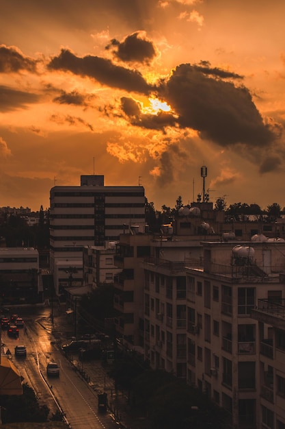 Linda noite nublada em Peyia Pathos Chipre