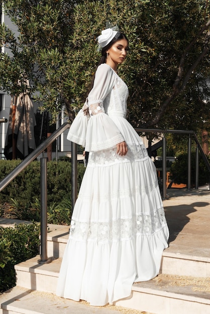 Linda noiva ao ar livre Noiva com maquiagem e penteado de casamento Dia do casamento