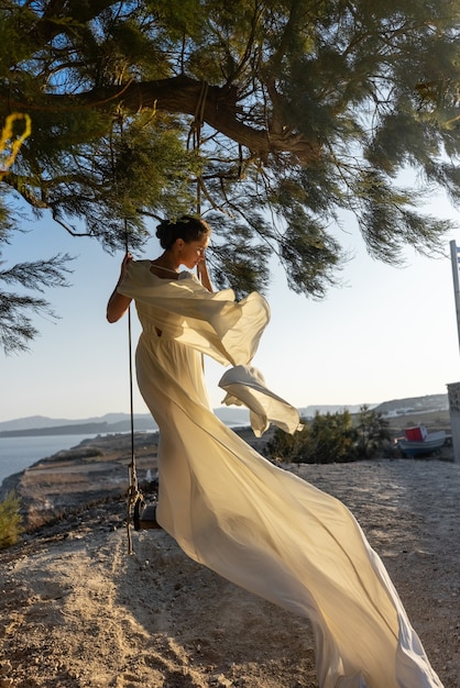 Linda noiva balançando ao amanhecer