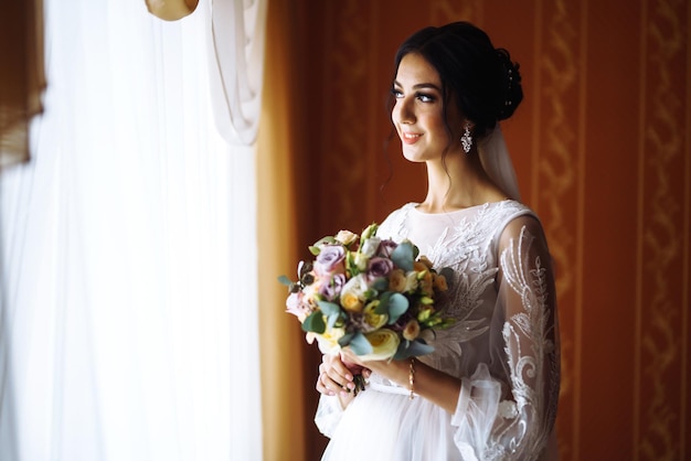 Linda noiva com buquê de casamento mulher bonita com maquiagem profissional, estilo de cabelo. dia do casamento