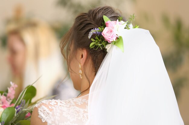 Linda noiva com flores e véu na cabeça