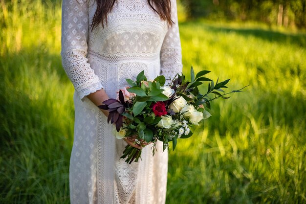 Linda noiva dia do casamento ao ar livre feliz recém-casada com buquê de flores de casamento