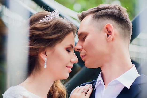 Linda noiva e noivo abraçando e beijando no dia do casamento.