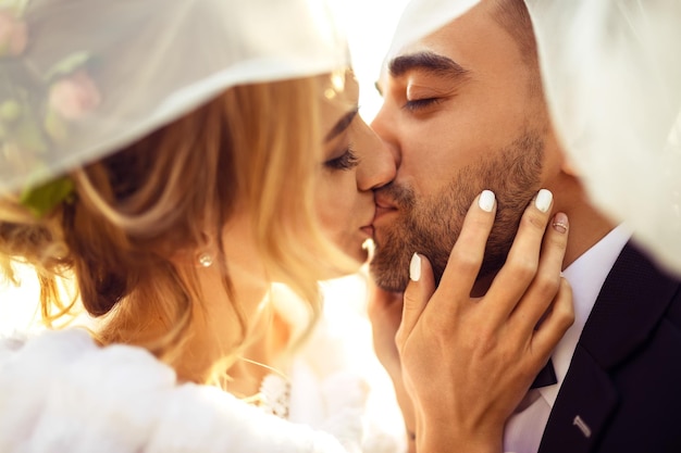 Linda noiva e noivo se divertem o sorriso na sombra de um véu voador bom dia do casamento