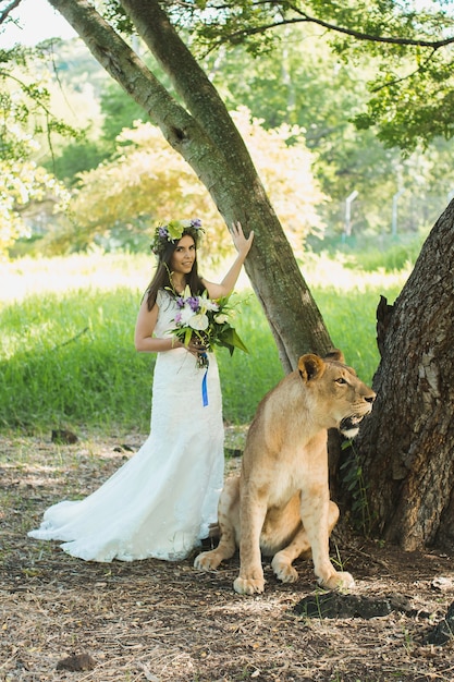 Linda noiva e uma leoa na natureza pitoresca