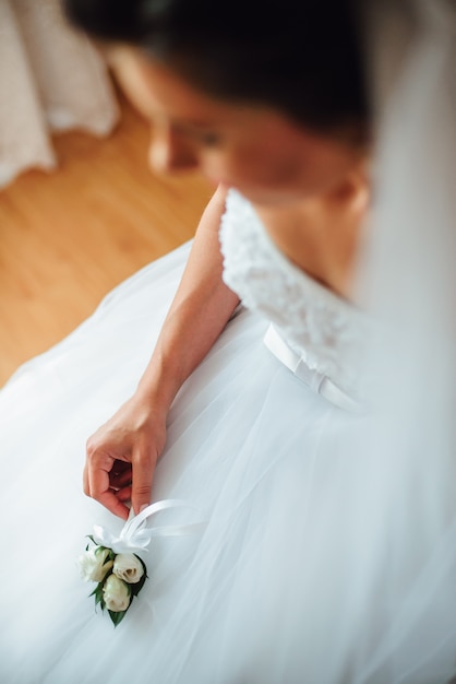 Linda noiva está se preparando no dia do casamento