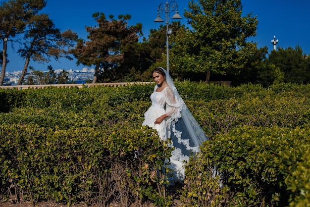 Linda noiva noiva do dia do casamento ao ar livre com maquiagem e penteado