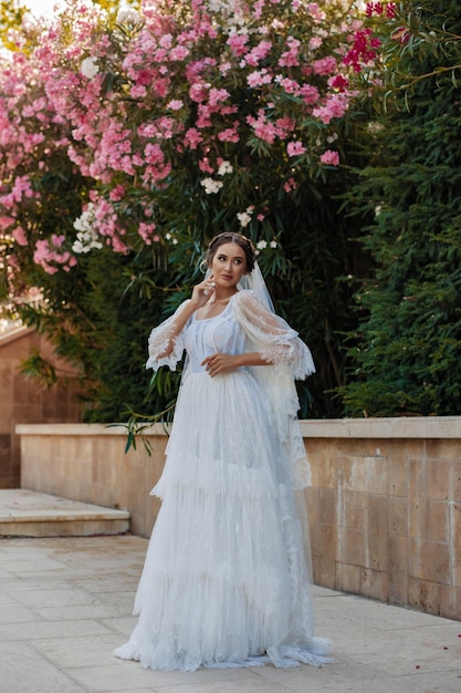 Linda noiva noiva do dia do casamento ao ar livre com maquiagem e penteado