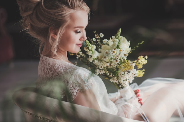 Linda noiva retrato casamento maquiagem e penteado com buquê, joias de modelo de noiva de moda e rosto de menina de beleza.