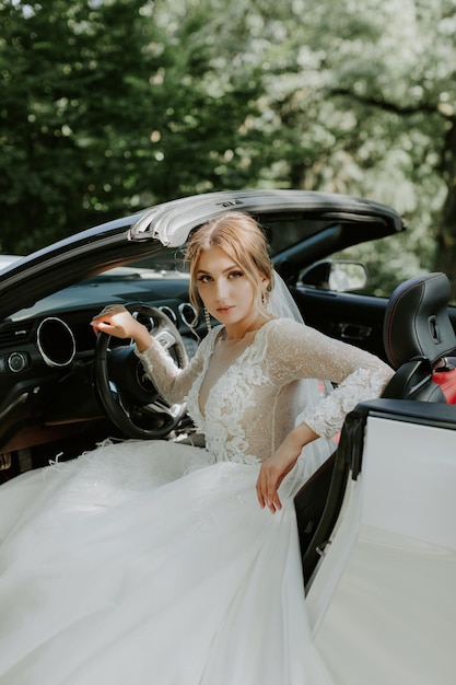 Linda noiva sentada em um carro branco