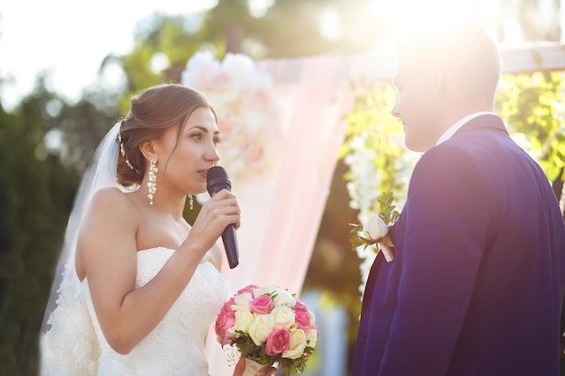 Linda noiva sexy de vestido branco chora lágrimas de felicidade no dia do casamento