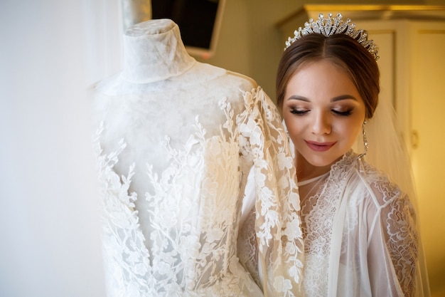 Linda noiva veste seu vestido de noiva branco