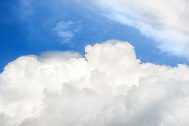 Linda nuvem fofa no céu azul