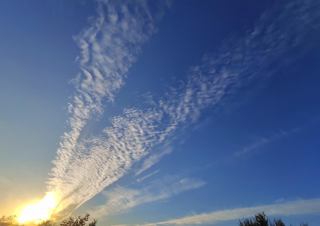 Linda nuvem no céu com raios de sol