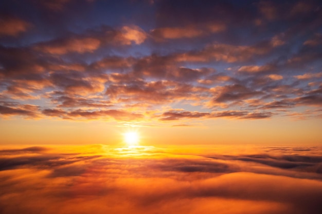 Linda paisagem acima das nuvens do pôr do sol foto aérea do sol indo sob o horizonte sonha como atmosfera