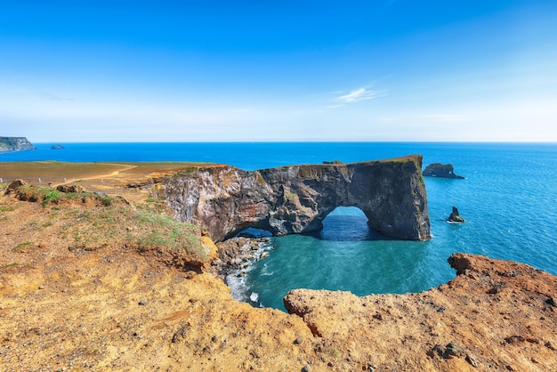 Linda paisagem com arco de basalto único na Reserva Natural de Dyrholaey, na costa sul do Atlântico