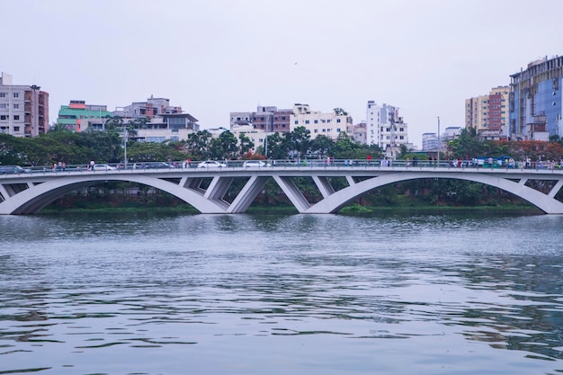 Linda paisagem da ponte do lago Hatirjheel em DhakaBangladesh