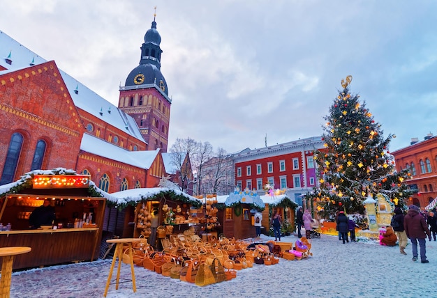 Linda paisagem de inverno nevado da feira de férias de Natal na Praça Dome, na Cidade Velha de Riga, Letônia