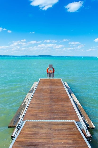 Linda paisagem de lago de verão com água turquesa