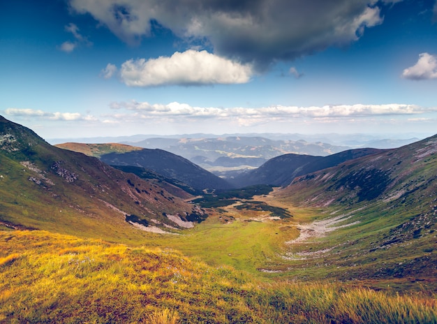 Linda paisagem de montanhas