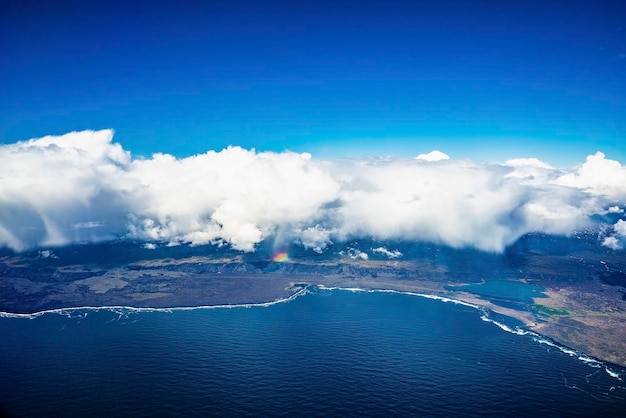 Linda paisagem de nuvens cobrindo a paisagem cênica e o oceano contra o céu azul