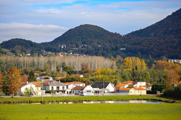 Linda paisagem de outono na zona rural francesa, fazenda e casas, loures-barousse, pirineus, frança