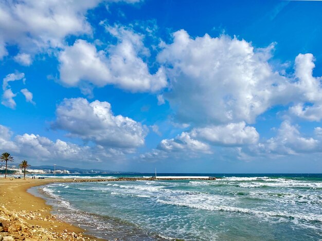 Linda paisagem de praia de Marbella com céu azul e nuvens brancas Espanha