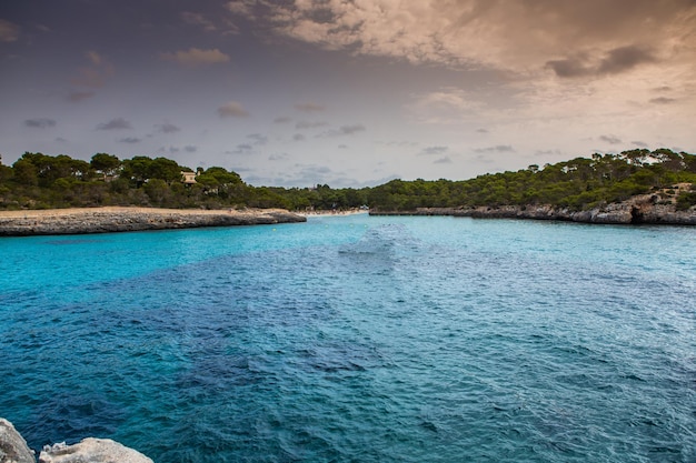 Linda paisagem de praia, ilha tropical exótica, natureza azul, água do mar, ondas do oceano em Maiorca