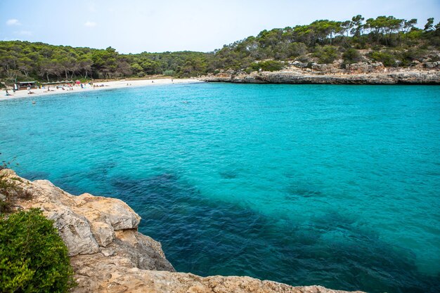 Linda paisagem de praia, ilha tropical exótica, natureza azul, água do mar, ondas do oceano em Maiorca