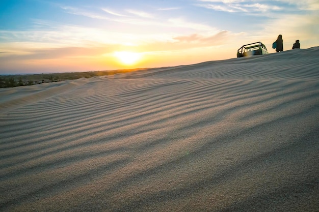 Linda paisagem do deserto asiático Amanhecer sobre as dunas de areia em MUI ne Vietnam Sunset sobre o horizonte dunas brancas e vermelhas