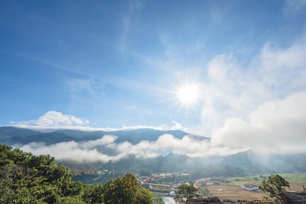 Linda paisagem e névoa cobrem a montanha em Sapan Village nan ThailandSapan é pequena e tranquila vila na montanha