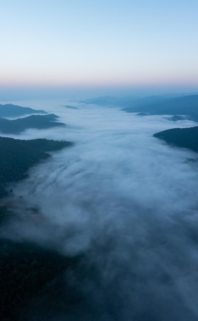 Foto linda paisagem incrível vista aérea névoa de montanha no vale de manhã com fundo de céu azul na tailândia