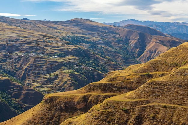 Linda paisagem montanhosa em um dia ensolarado