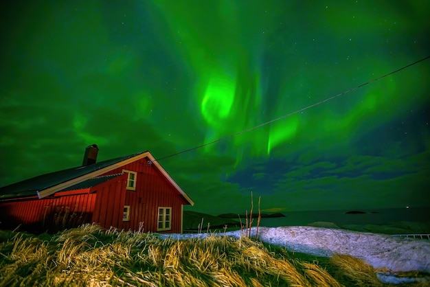 Linda paisagem natural de Lofoten com luzes do norte