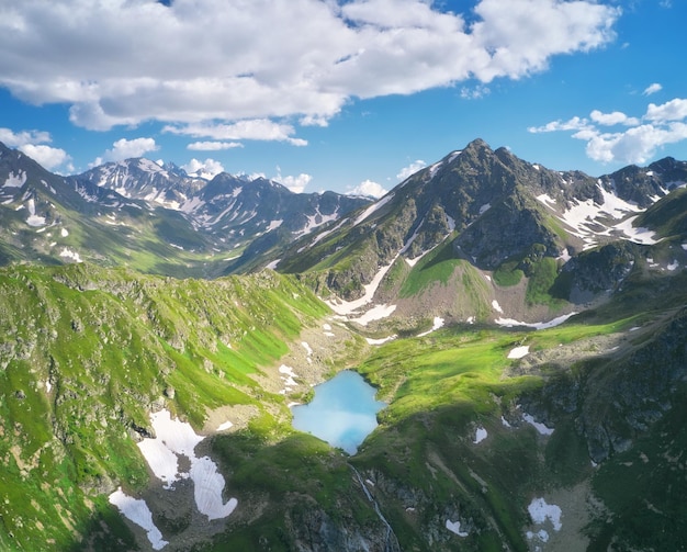 Linda paisagem panorâmica de verão aérea da montanha do Cáucaso