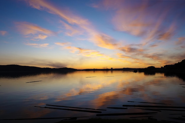 Linda paisagem por do sol no rio Angara