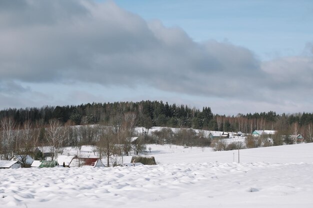 Linda paisagem rural de inverno Cena não urbana Ano novo Natal Vista pitoresca do campo em um dia gelado de inverno