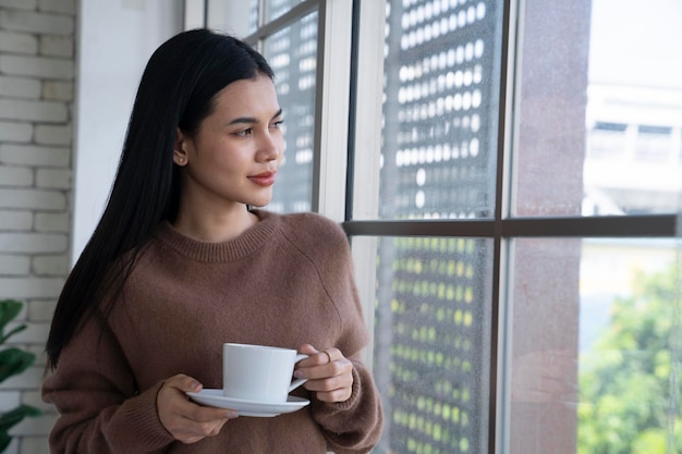 linda pan asiática bebendo café