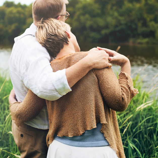 Foto linda pareja abrazando al aire libre concepto de campo