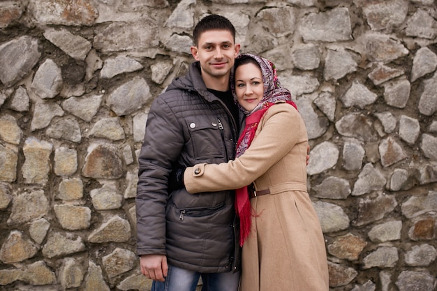 Linda pareja abrazándose en la calle en otoño