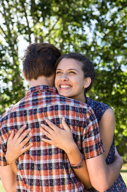 Linda pareja abrazándose en el parque