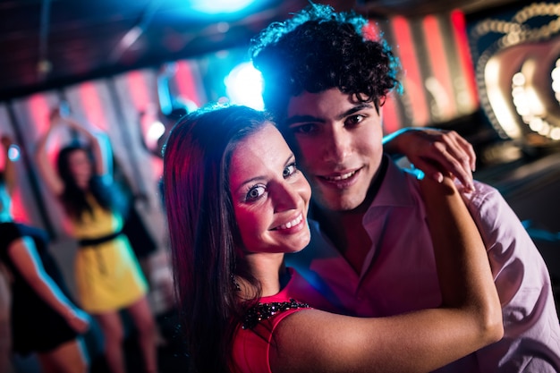 Linda pareja bailando juntos en la pista de baile