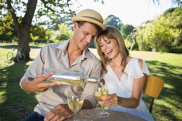 Linda pareja bebiendo vino blanco juntos afuera