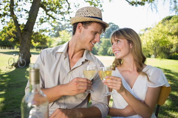 Linda pareja bebiendo vino blanco juntos afuera