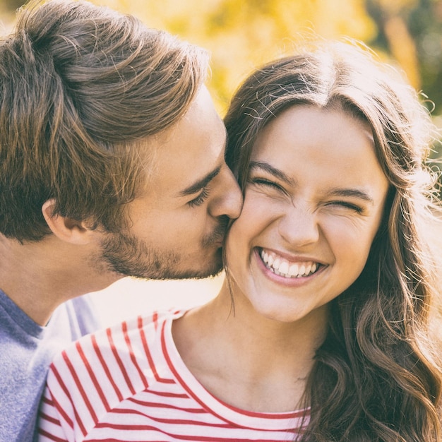 Linda pareja besándose en el parque