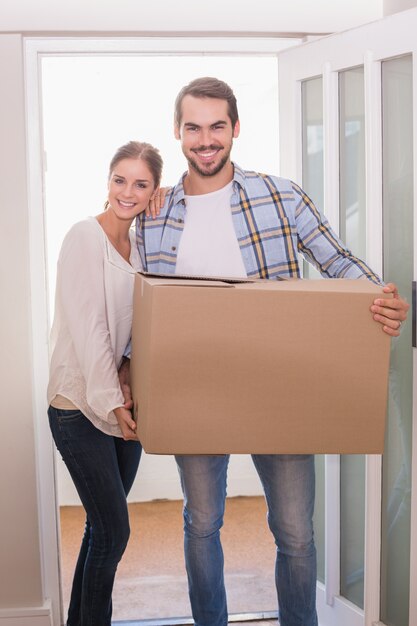 Foto linda pareja con caja de cartón